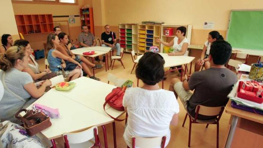 Padres de alumnos de Infantil se reunieron ayer con la directora del colegio tras el incidente.