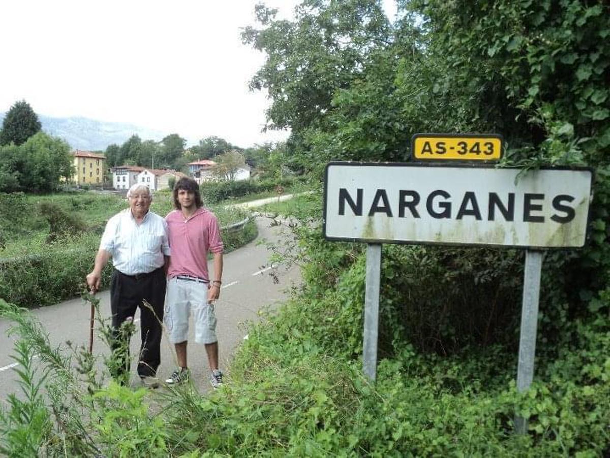 Jesus con su abuelo Pedro a la entrada de Narganes