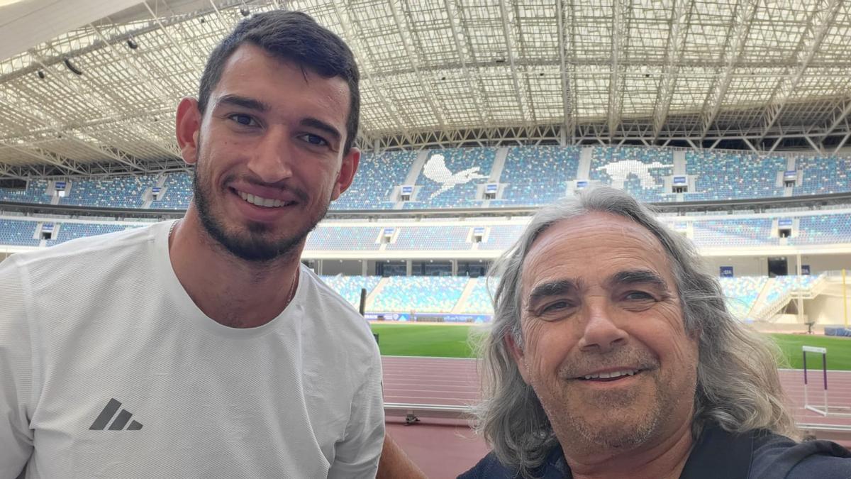 Quique Llopis y Toni Puig, este miércoles, en el estadio de Xiamen (China)