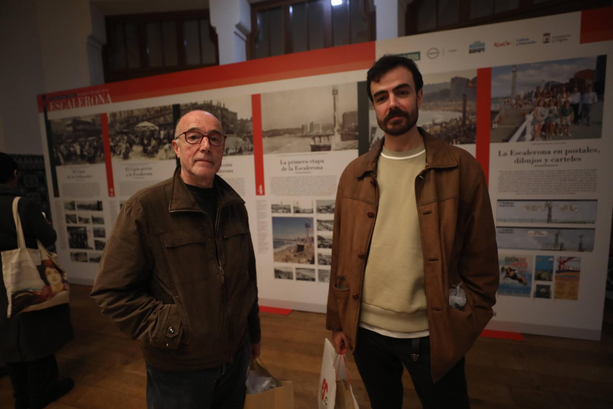 Visitantes en la exposición "Guardianes del tiempo" porganizada por LA NUEVA ESPAÑA