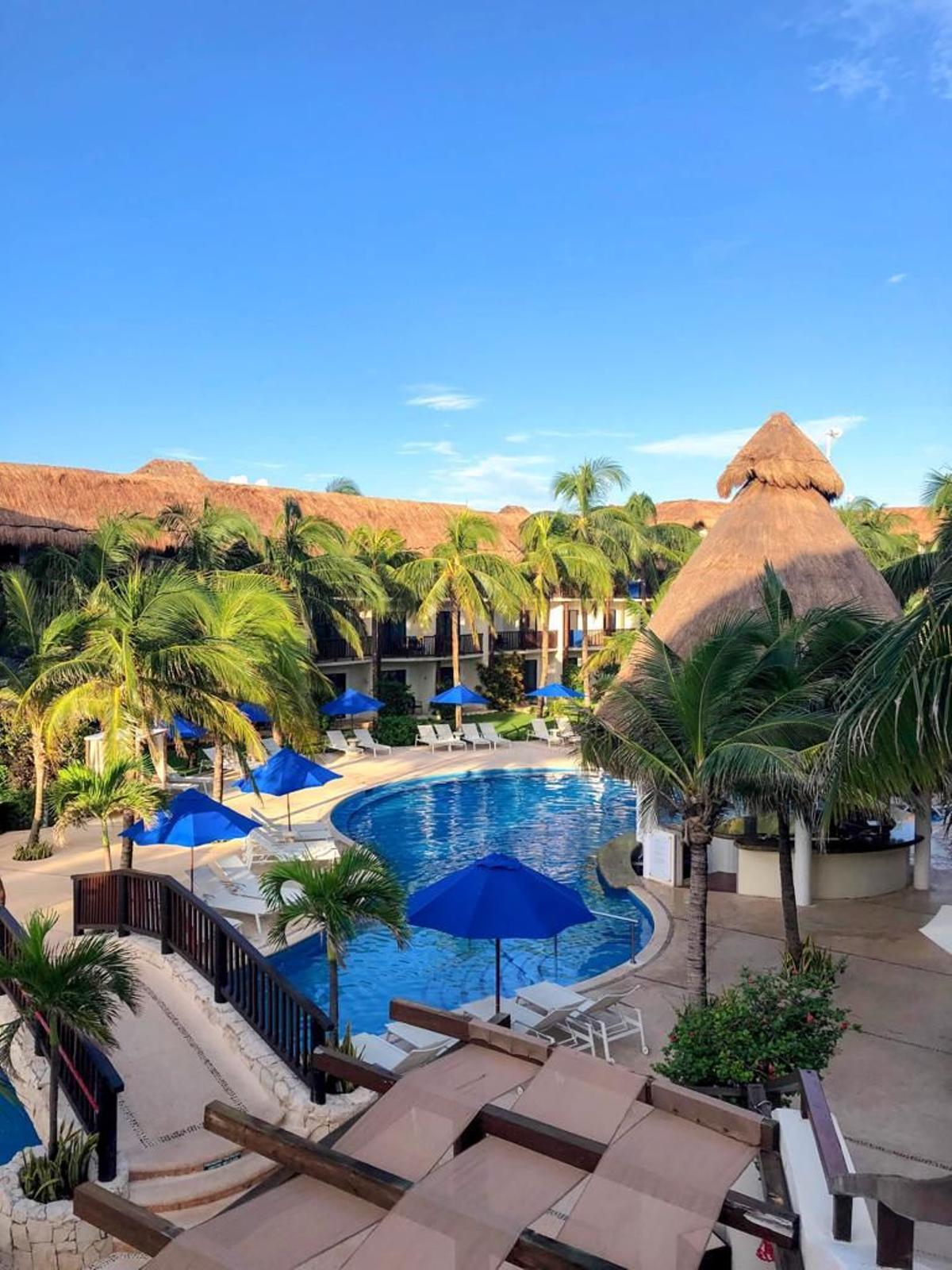 Piscina ajardinada en The Reef Coco Beach