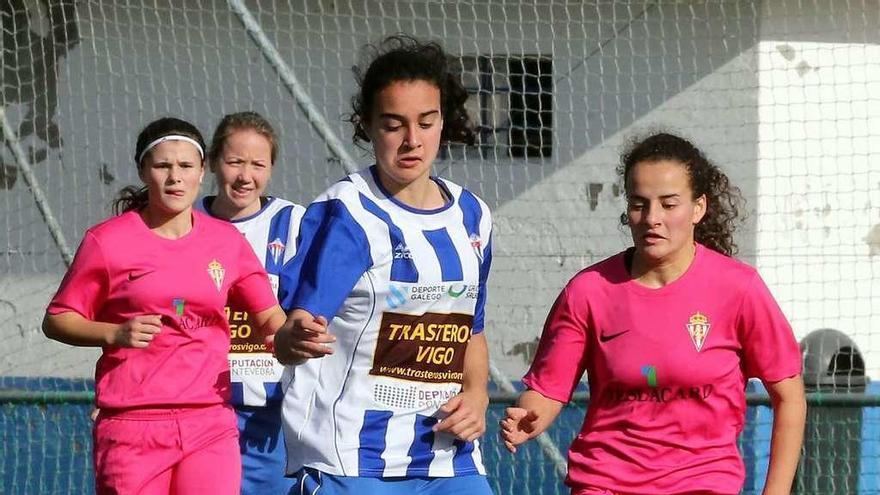 María Calvar, autora del segundo gol del Sárdoma, conduce el balón. // Marta G. Brea