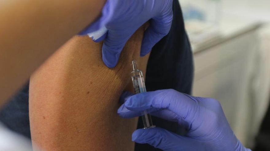 Imagen de archivo de una campaña de vacunación contra la gripe en Ibiza