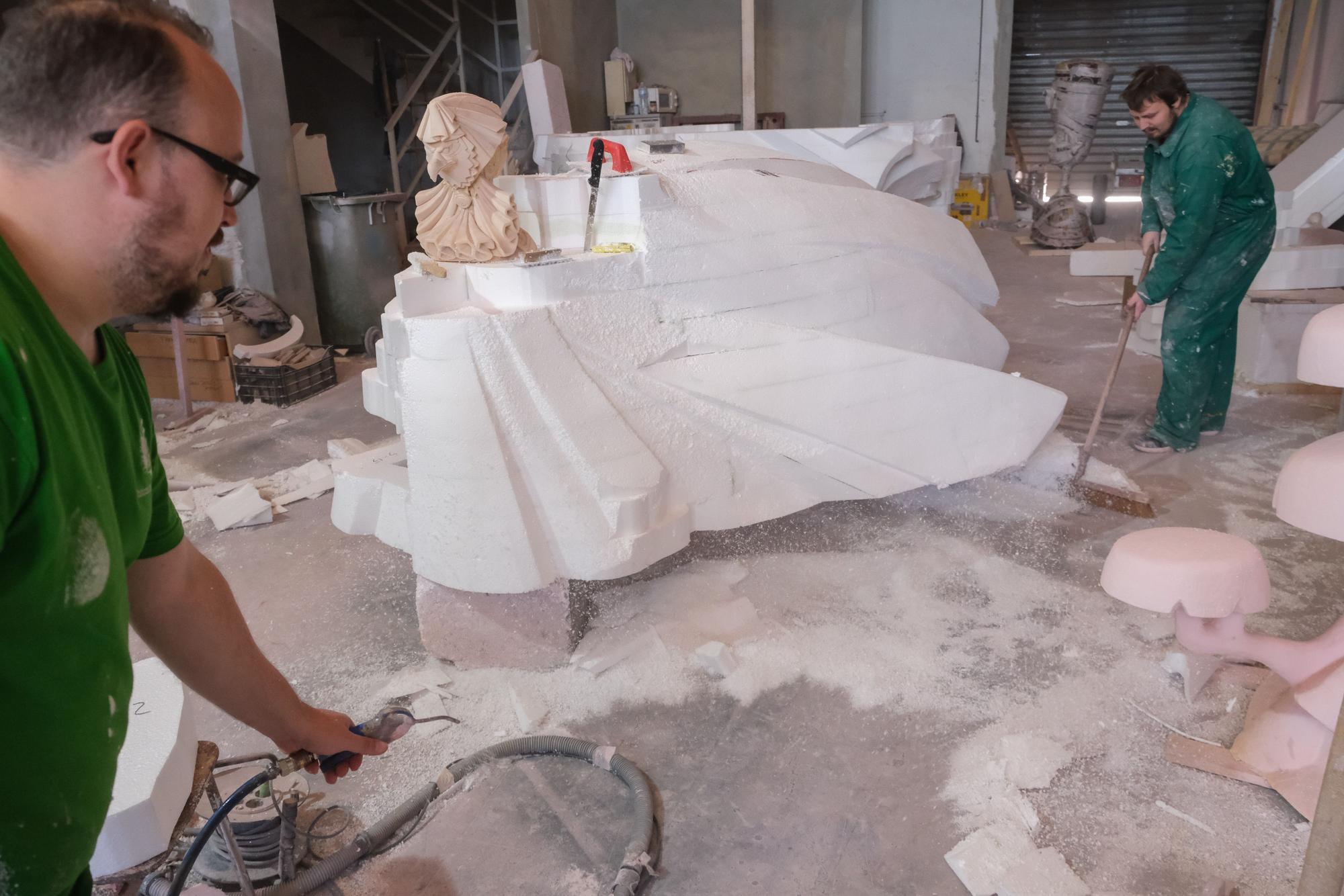 El artista Fran Sierra trabajando con materiales de hogueras en su taller