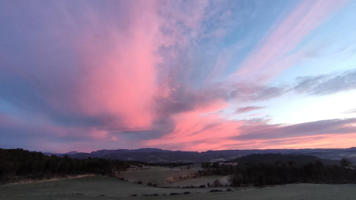 La primera claror, de color de rosa, a Sorba