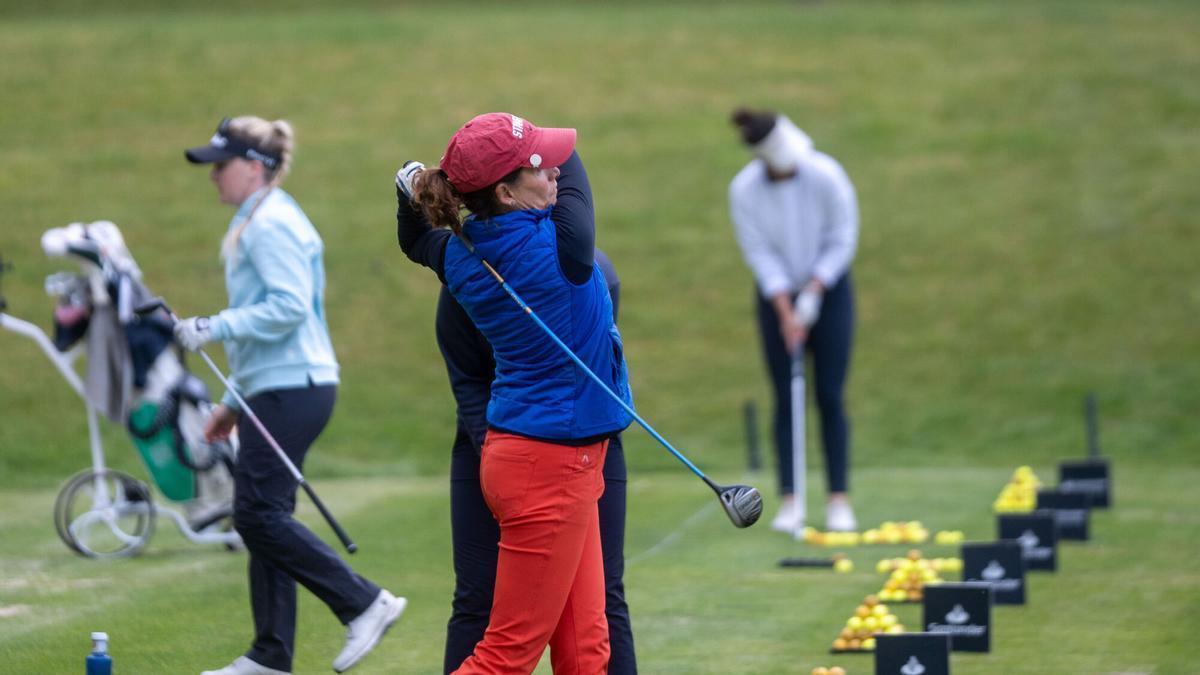Personas entrenando en las instalaciones de Golf Xaz, en Oleiros.