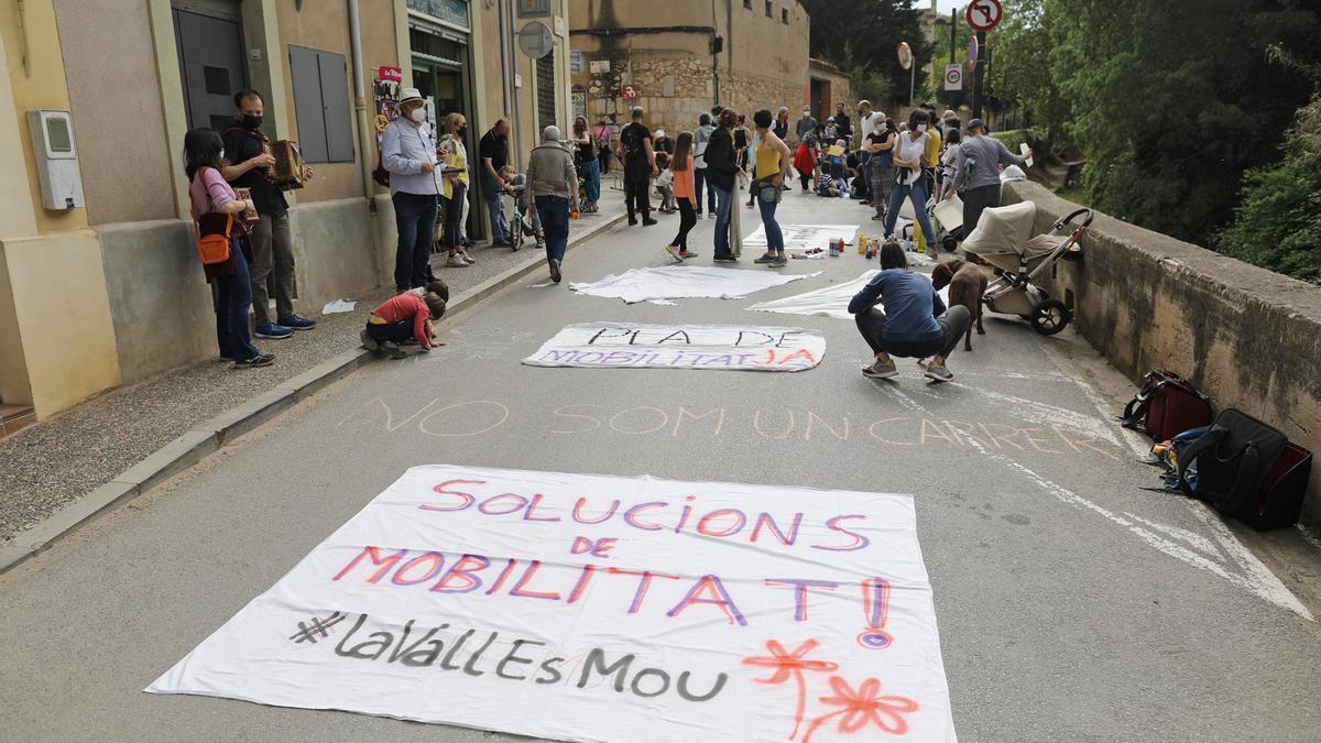 Protesta dels veïns del barri de Sant Daniel que reclamen un pla de mobilitat per viure «amb seguretat»