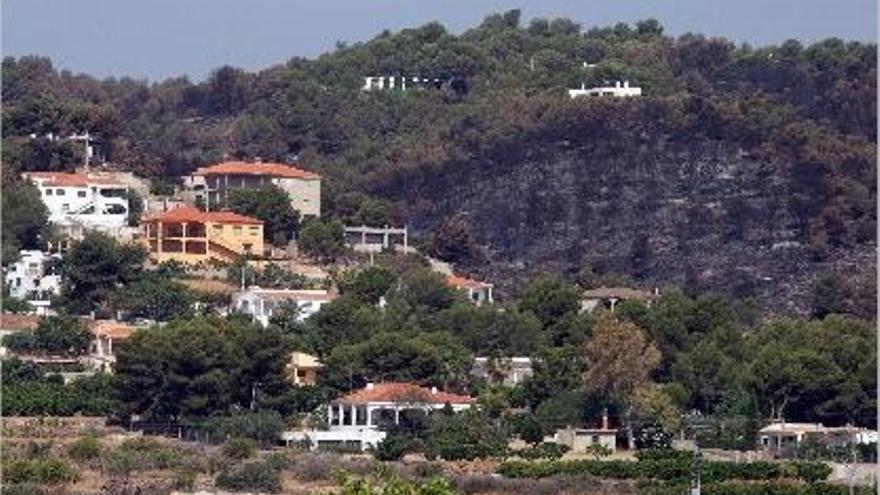 Chalés en la partida del Pi la Cabra de Carlet con una zona de pinar arrasado.