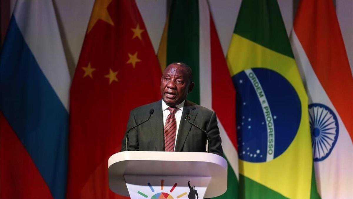 El presidente sudafricano Cyril Ramaphosa pronuncia un discurso durante la cumbre de los BRICS en Johannesburgo, Sudáfrica.