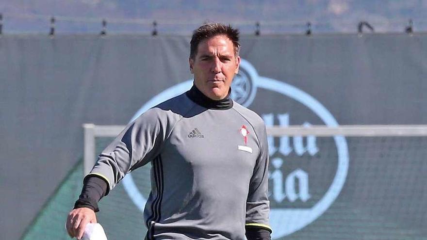 Berizzo patea el balón durante el entrenamiento de ayer en A Madroa. // Marta G. Brea