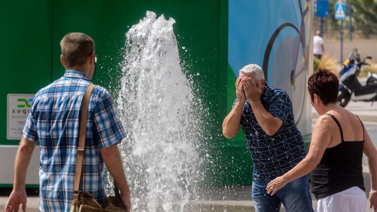 Varias personas se refrescan en una de las olas de calor de este verano