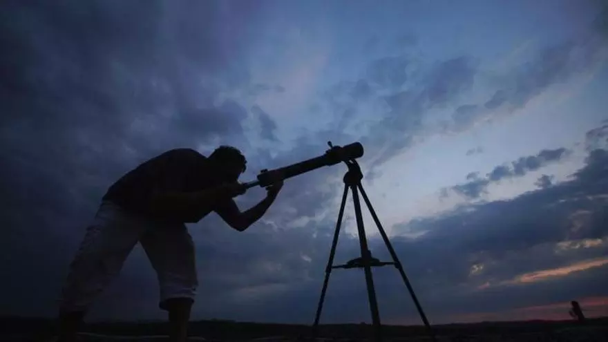 La amenaza de nubes obliga a cambiar planes y mantiene en vilo a millones de personas ante el eclipse del siglo