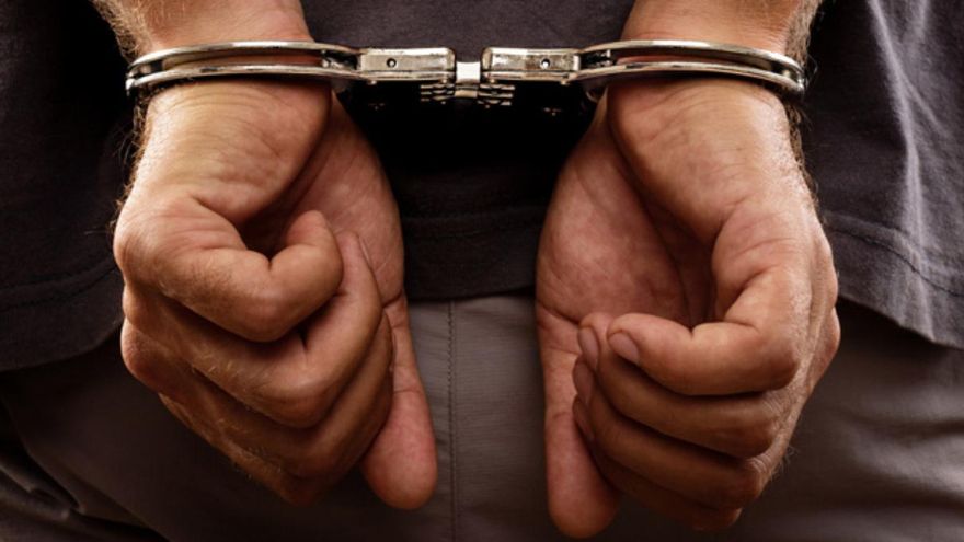 He sexually assaults a teenager in the middle of the street in the Canary Islands