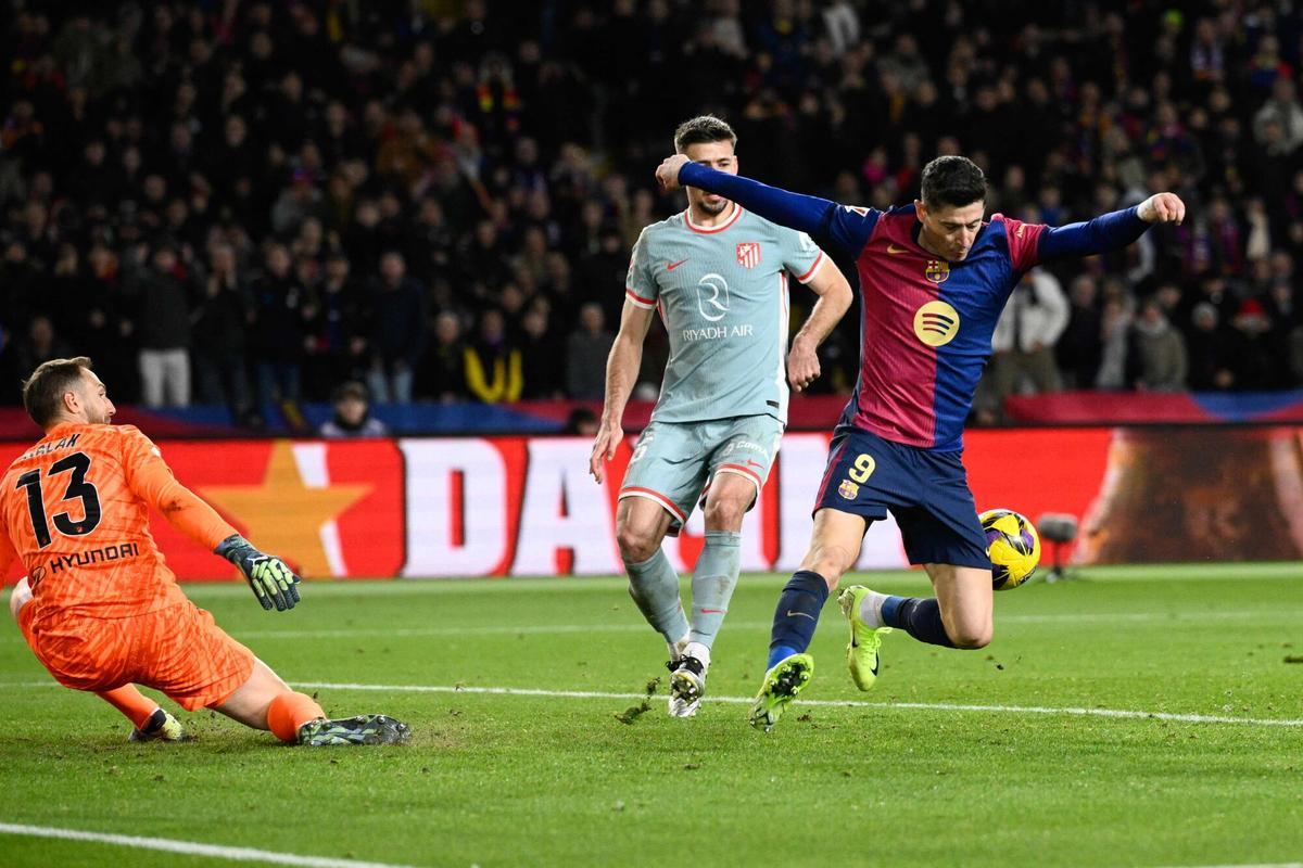 Robert Lewandowski se equivoca al rematar a la portería del Atlético de Madrid, el sábado en el Lluís Companys.