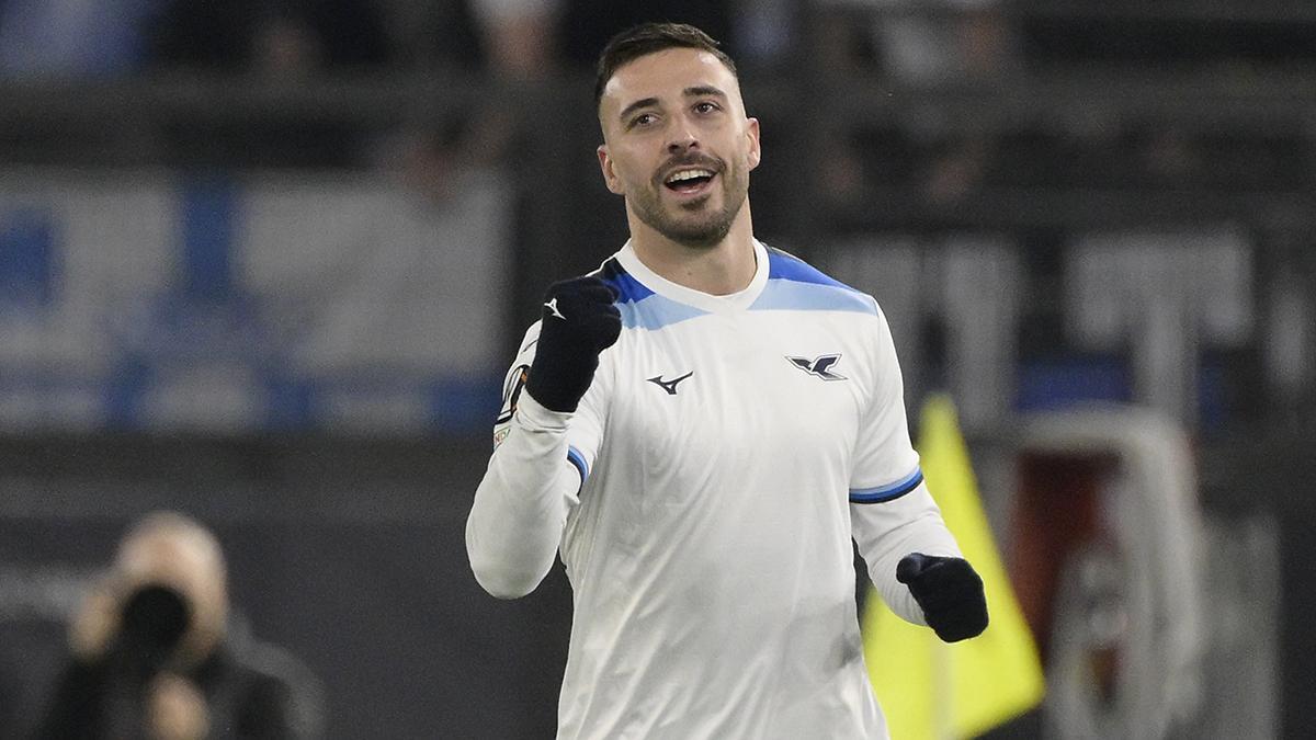 Mario Gila de la Lazio celebra su gol ante la Real Sociedad en el partido de la Europa League
