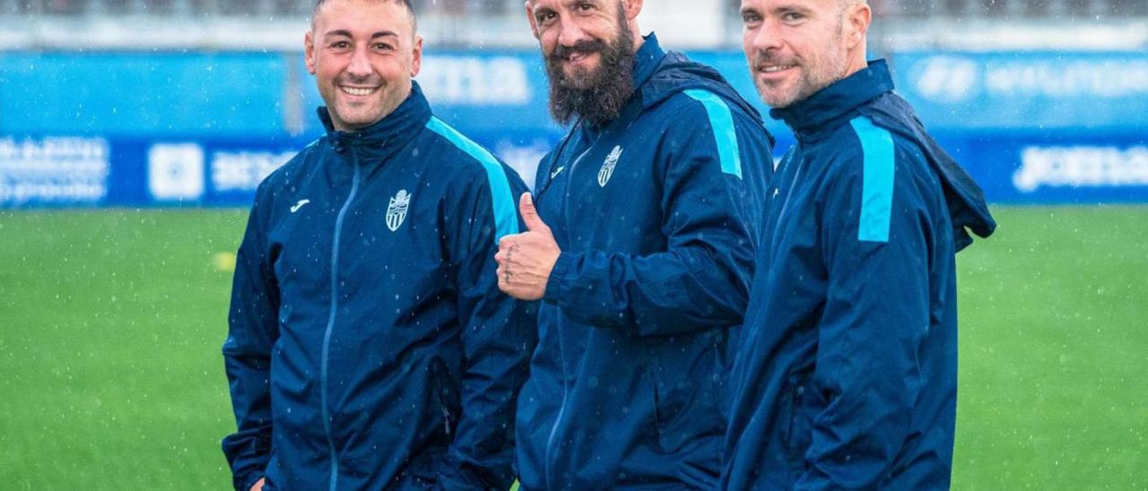 Marc Rodríguez, Joan Vich y el técnico Xavi Calm, ayer en el entreno del Atlético Baleares. | CD ATB