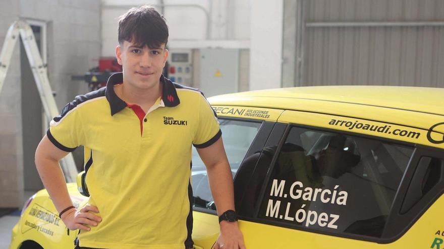 Mateo García posa con el coche con el que correrá el Rally de A Coruña este sábado
