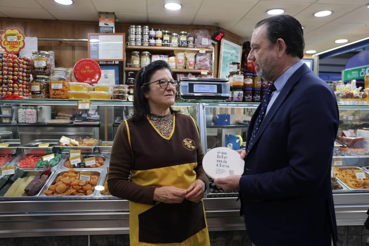 FOTOS | Reconocen como 'Comerços Emblemàtics' a varias paradas históricas del Mercat de l’Olivar