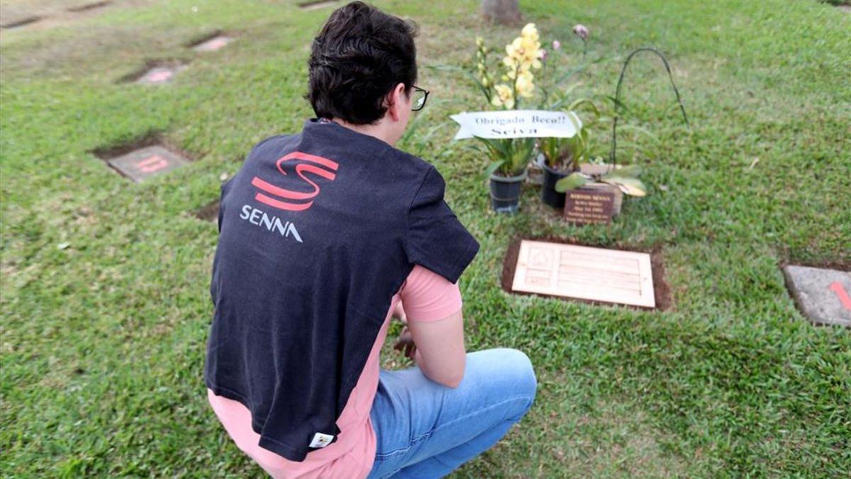 Un aficionado en la tumba de Ayrton Senna este viernes