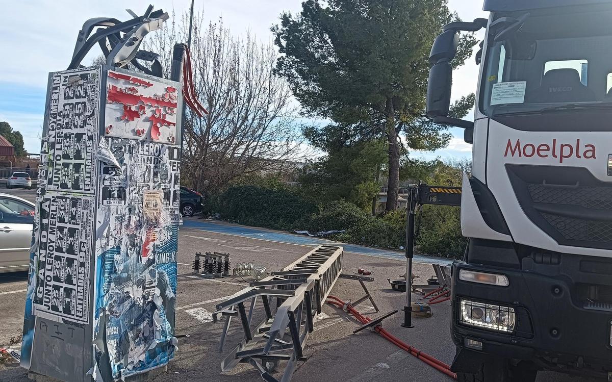 En primer término la torre rota en el párking y al fondo el pino que crece junto al río Serpis.