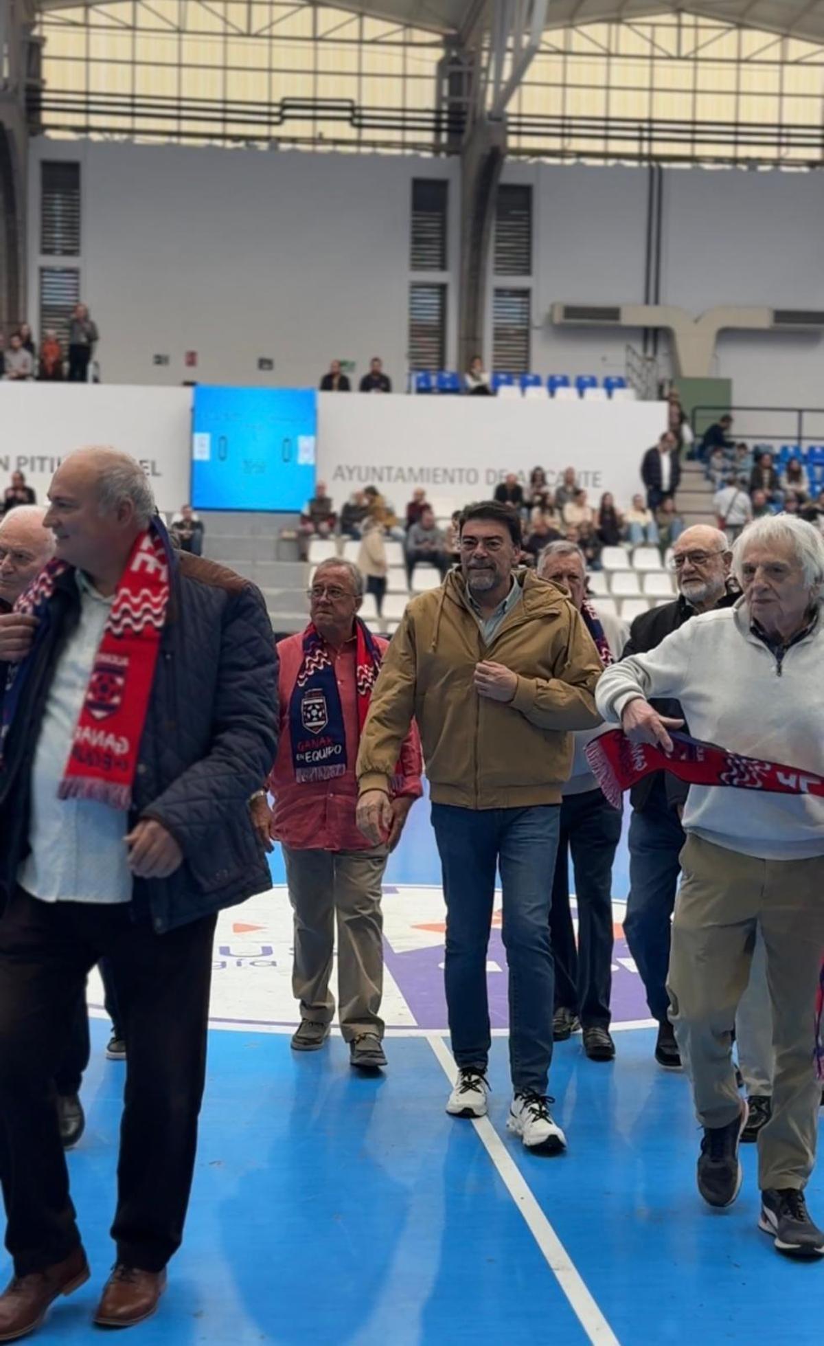 Los jugadores del Obras del Puerto abandonan la cancha después del homenaje.