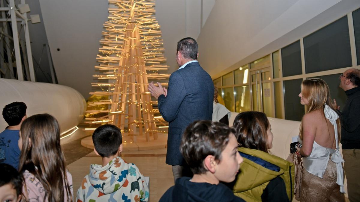 Vista del árbol navideño del hall del Museo Centro Gaiás.