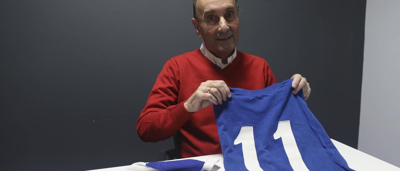 Jose Maria, con las camisetas de Oviedo y Espanyol de su época.