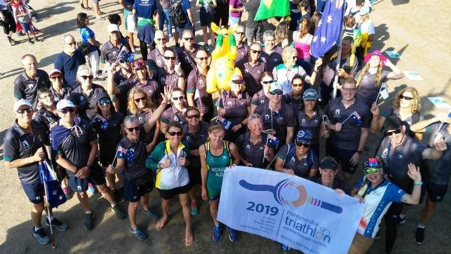 Deportistas de diferentes países con la bandera del Multisport de Pontevedra. // FdV