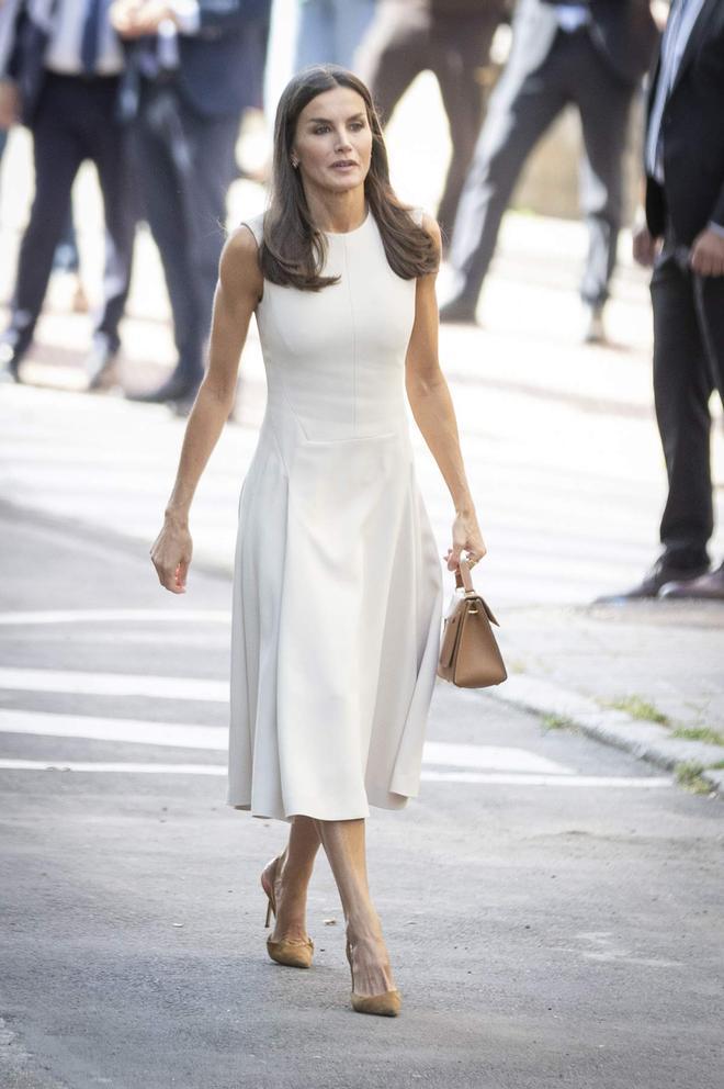 Reina Letizia con vestido color crema de Pedro del Hierro