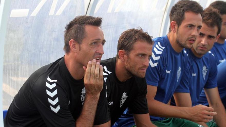 El entrenador del Murcia, José Manuel Aira, y su segundo, Óscar Sánchez, durante un partido esta pretemporada.