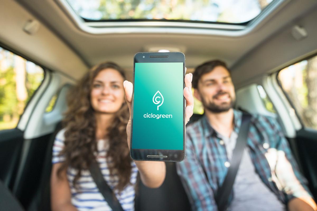 Dos de las personas que utilizan la aplicación de Ciclogreen para registrar los desplazamientos que hacen compartiendo coche y a cambio se benefician de bonos y descuentos en el sector consumo.