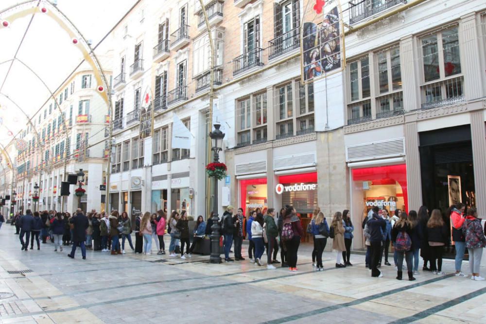 Muchas personas aguardan a la apertura de las puertas del comercio para ser las primeras en conocer la nueva tienda de la prestigiosa firma internacional de lenceria