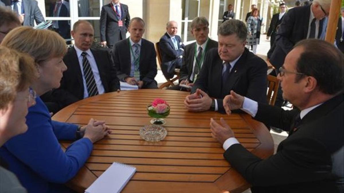 De izquierda a derecha, Merkel, Putin, Poroshenko y Hollande, durante la reunión celebrada ayer en París