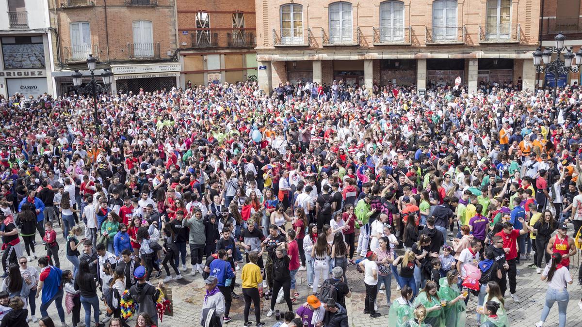 Imagen de la plaza Mayor antes de comenzar el acto de petición del Toro Enmaromado.