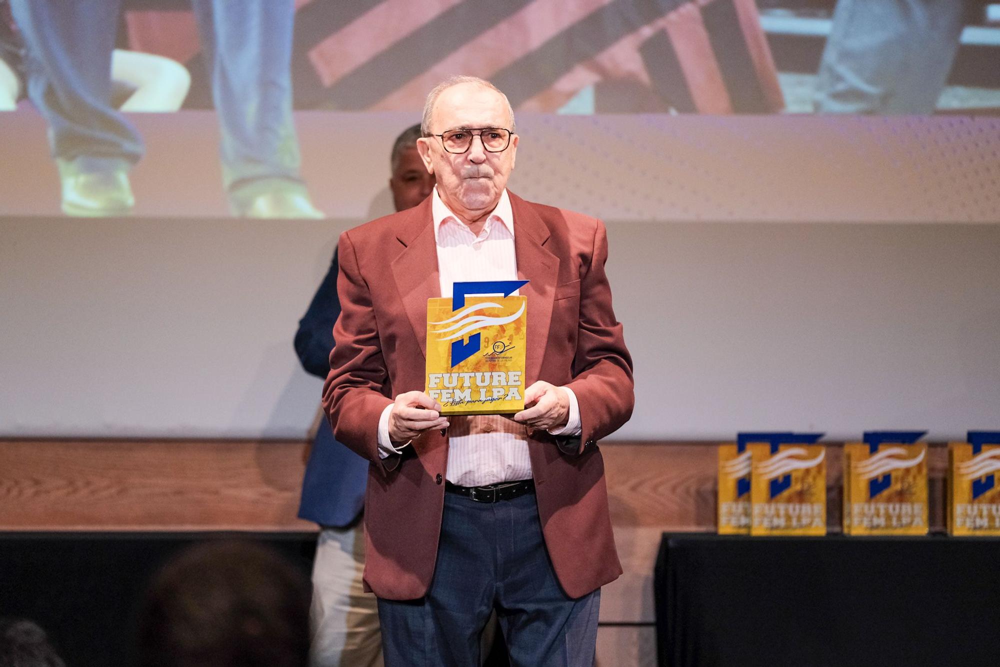 El fútbol femenino canario distingue a las pioneras