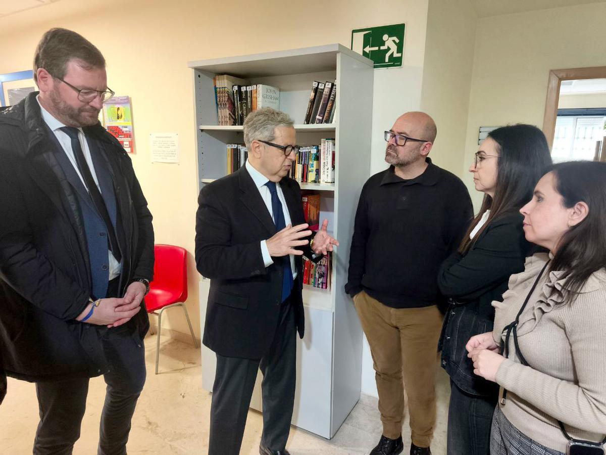 Salvador Fuentes junto a profesionales del IPBS.