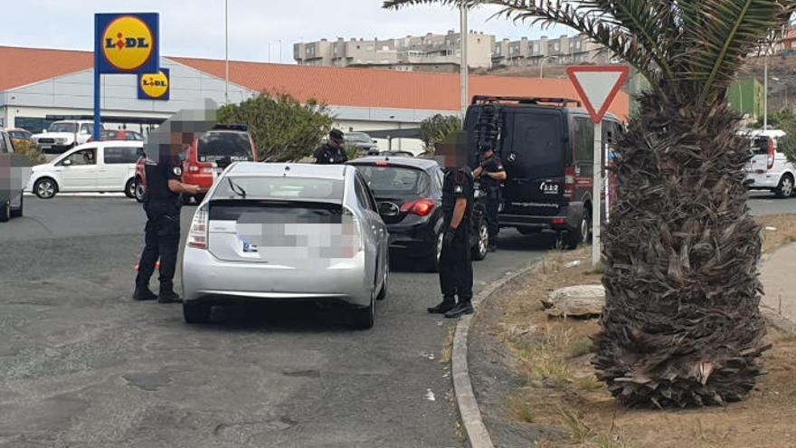 La Policía Canaria imputa a dos conductores delitos contra la seguridad vial por circular sin permisos en Gran Canaria