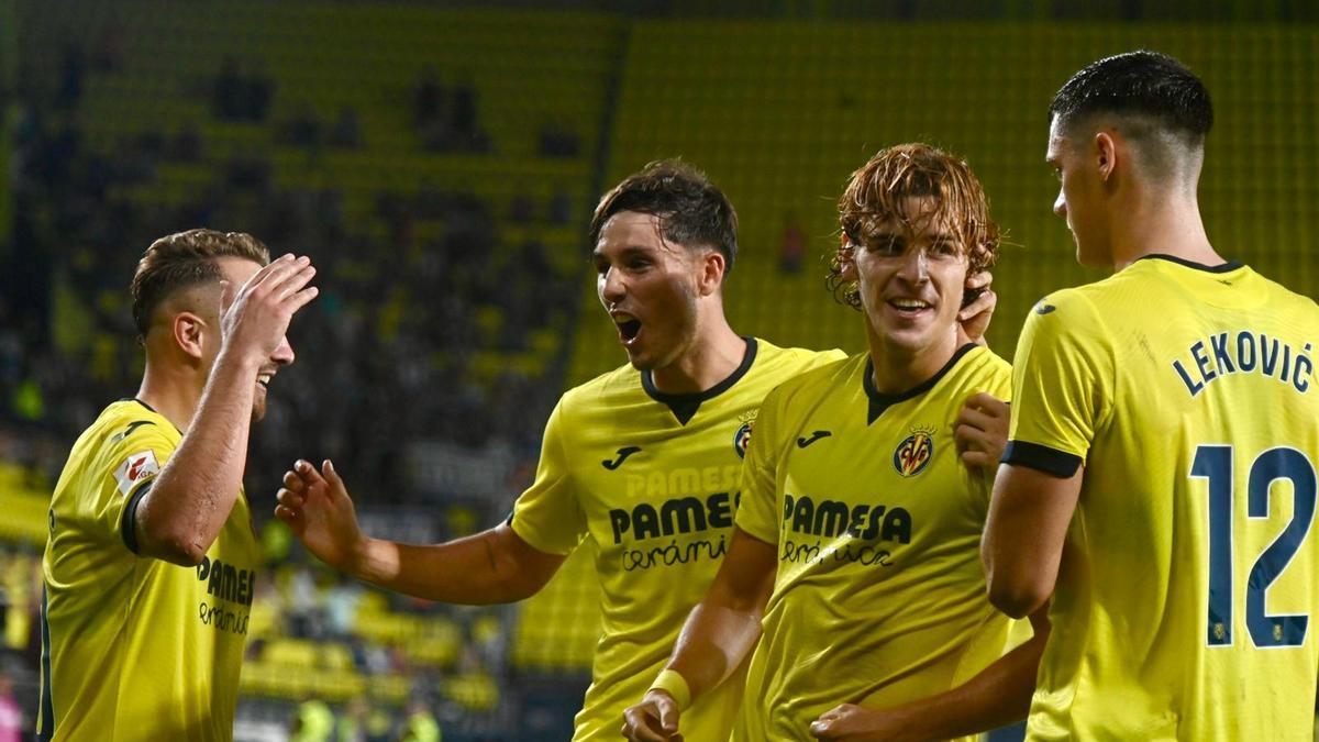 Los jugadores del Villarreal B celebran uno de los goles de Jorge Pascual.