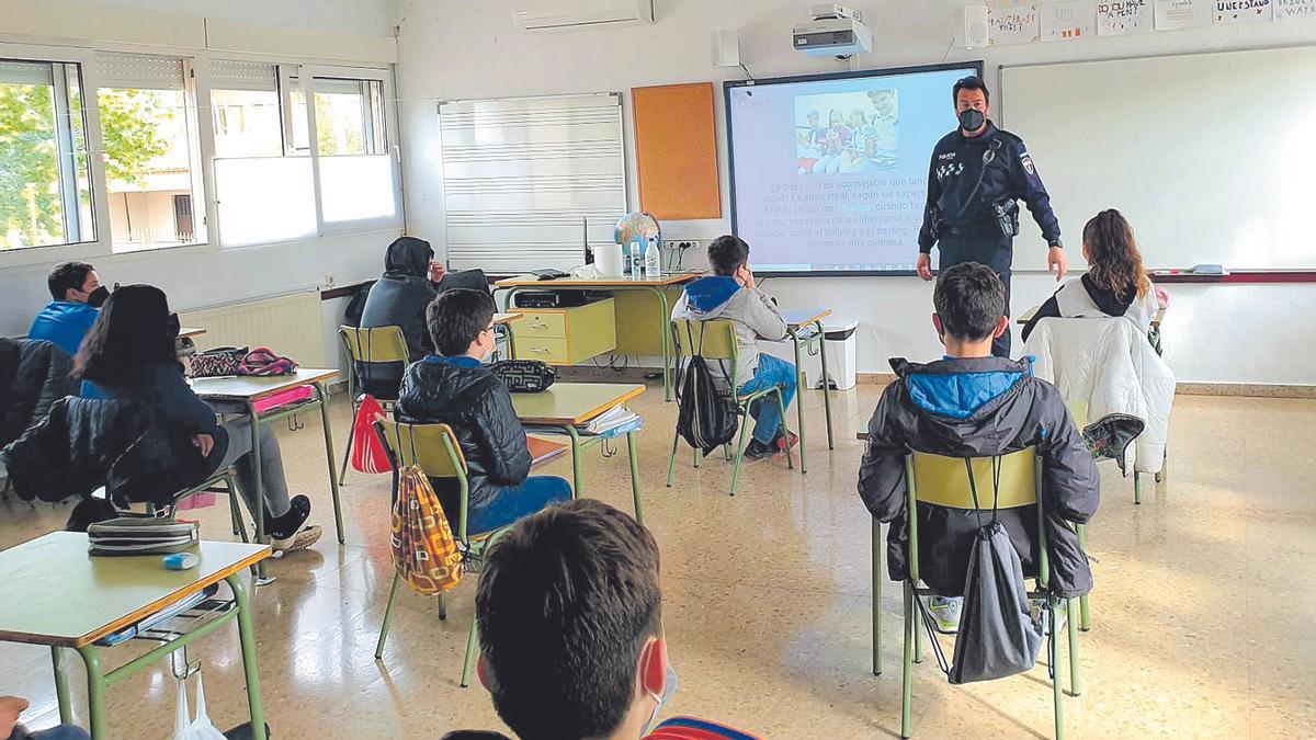 El agente Miguel Ángel Blaya, de Alhama de Murcia, imparte una charla a estudiantes en un centro de su municipio.