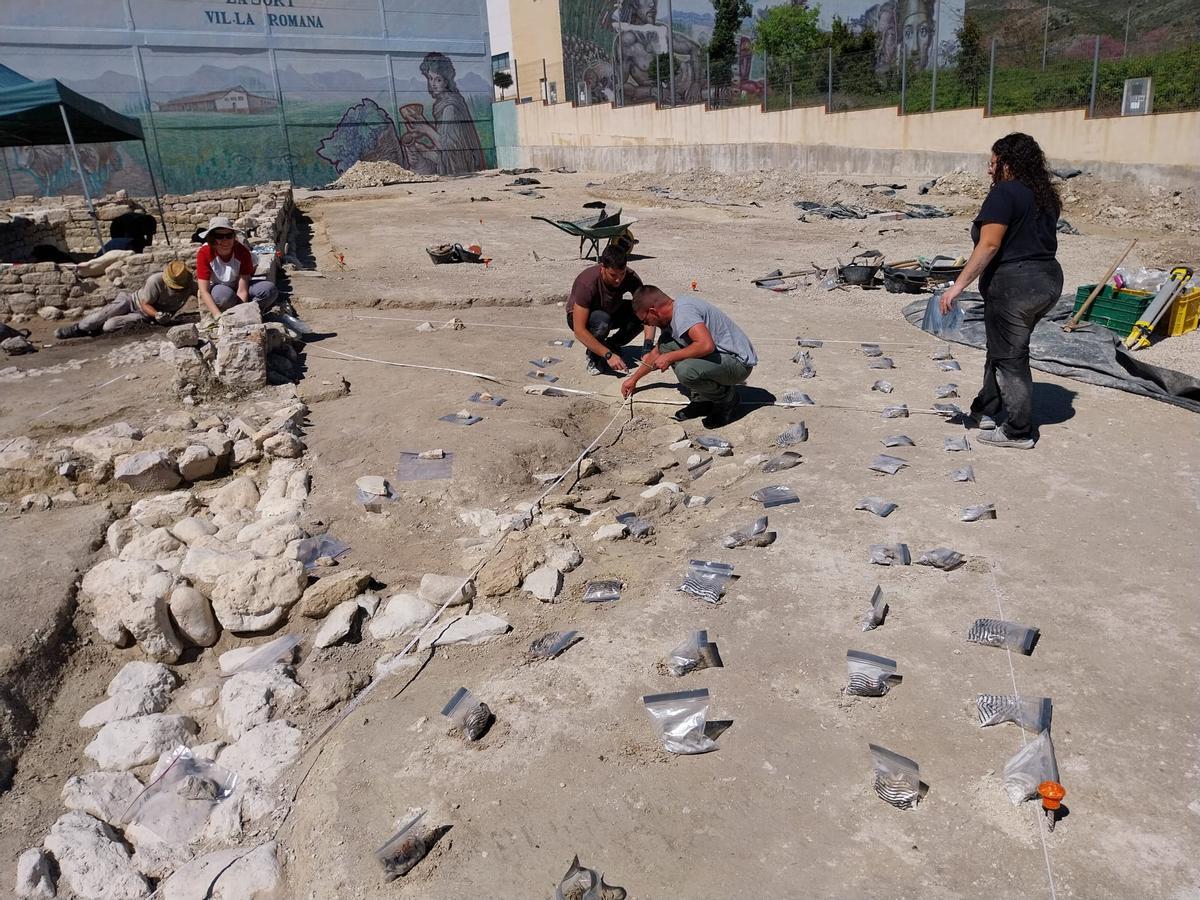 Los arqueólogos durante la campaña de excavación en La Sort de Ròtova.