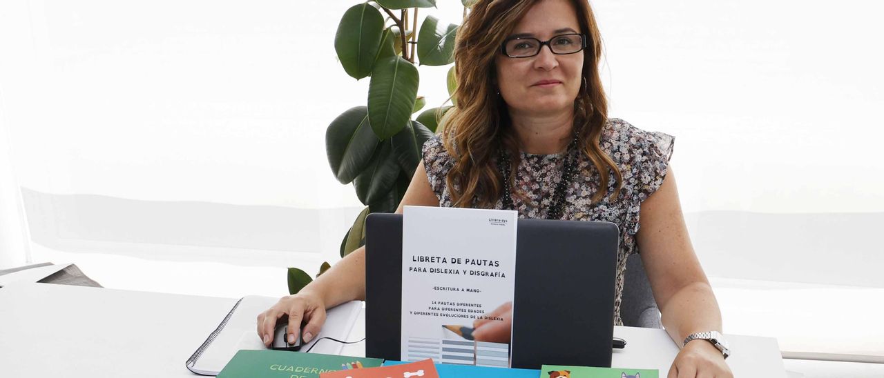 Olga Torres Cancela con algunos de los materiales del proyecto Littera-dys.