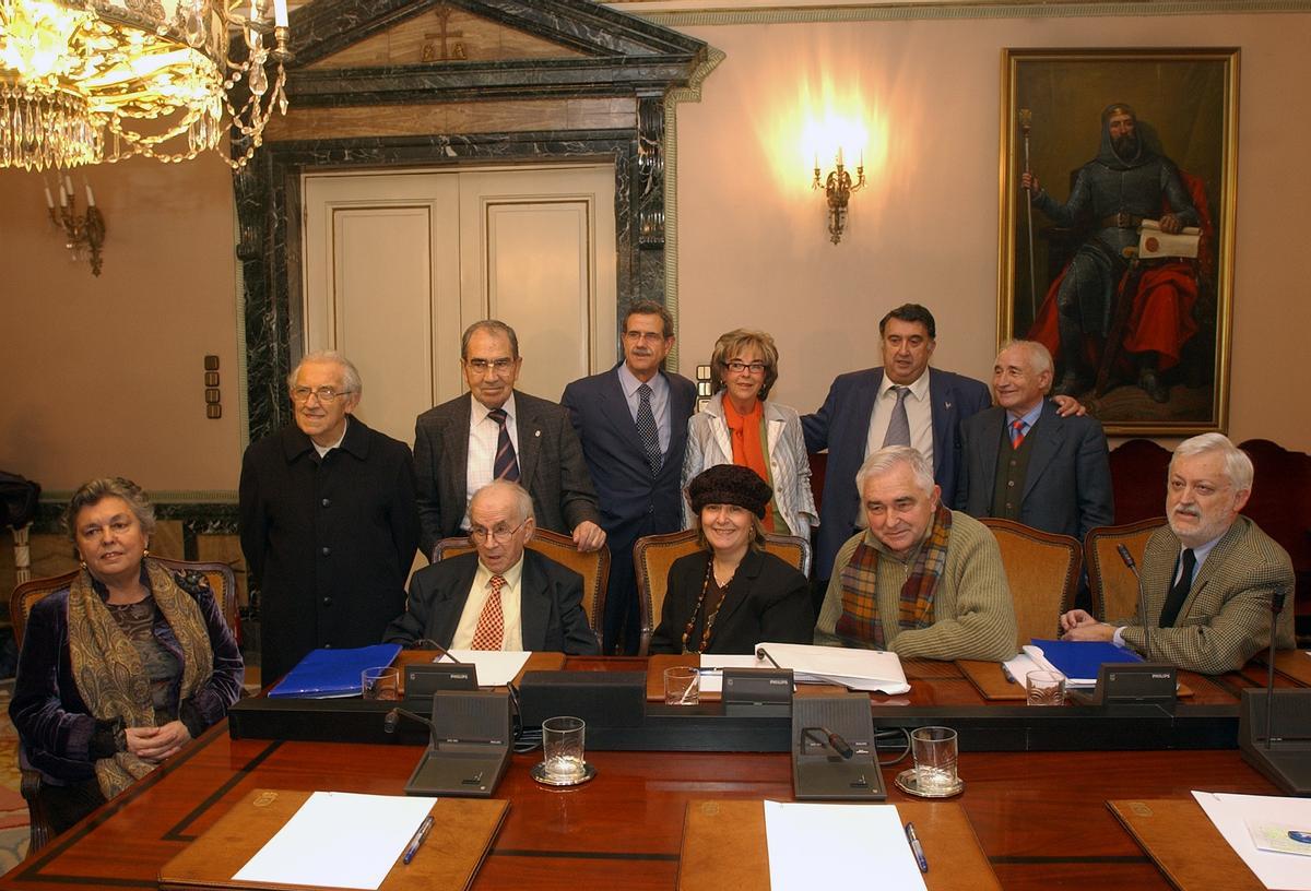 Por la izquierda, sentados, Carmen Ruiz-Tilve, José María Laso Prieto, Susana Pérez Alonso, Javier Fernández Conde y José Girón. De pie, Gustavo Bueno, Esteban Greciet, José Antonio Caicoya, Josefina Martínez, Luis José Ávila Y Ernesto Conde.