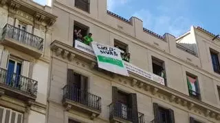 Docentes y familias llenan la Plaça Urquinaona en defensa de la educación pública