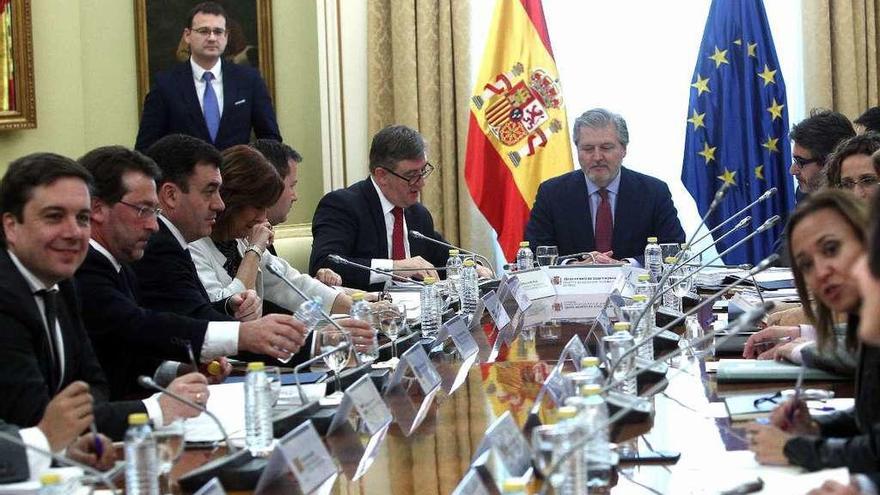 Román Rodríguez (3º por la izda.), en la reunión sectorial de Educación con el ministro presidiendo la mesa.