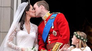 Dos petons al balcó de Buckingham segellen l’enllaç de Guillem i Caterina.