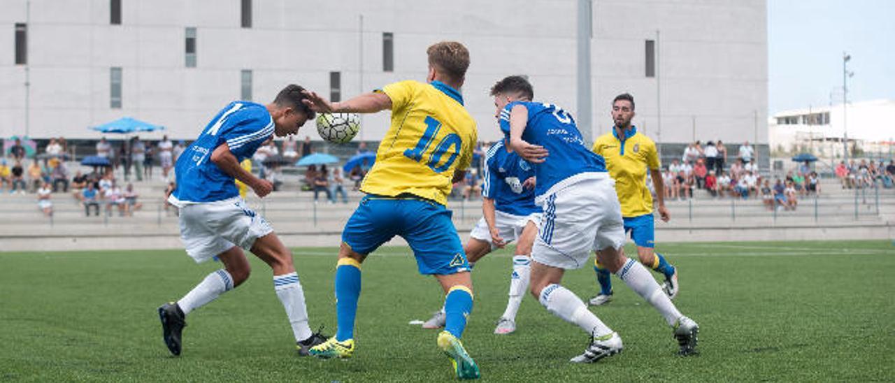 Diferentes momentos del partido que disputaron ayer los juveniles de la UD Las Palmas y el San José, con victoria para los locales.