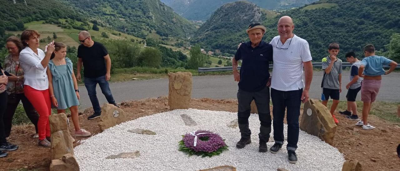 Pepe Mier, vecino de Asiegu, y el escultor José Sahagún, en la instalación de homenaje a los trabajadores de la carretera de Asiegu. | J. Quince