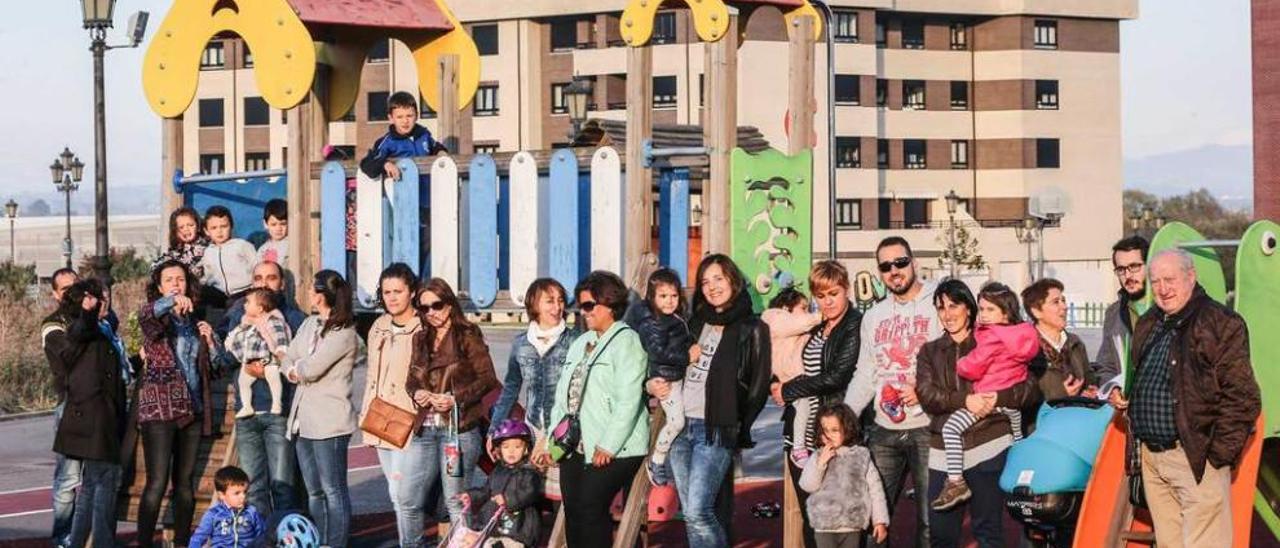 Un grupo de madres y padres con niños, en el parque infantil de Prado de la Vega.