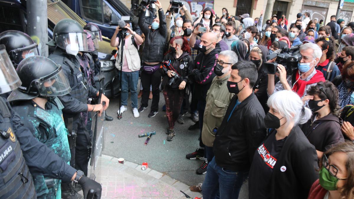 Els diputats de la CUP Carles Riera, Xavier Pellicer, Dolors Sabater i Eulàlia Reguant a primera línia, davant de la línia policial