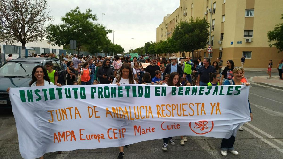 Manifestación de la Asociación de Familias del Alumnado (AFA) Europa del CEIP Marie Curie para exigir un instituto público en Los Bermejales.